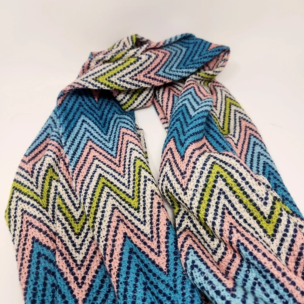 Unbranded | Women's Multicolored Chevron Pattern Infinity Scarf (One Size)